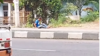 Dihujat Netizen, Pengemis Kepergok Akting Jalan Ngesot: Mari Kita Aminkan