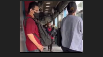 Pelecehan di Halte Bis, Pria Baju Merah Rekam Pantat Seorang Wanita