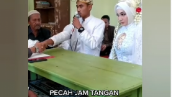 Terlalu Semangat Ijab Qobul, Arloji Penghulu Pecah Dihempas Kencang oleh Pengantin Pria