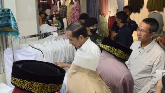 Jokowi Blusukan di Pasar Tanpa Pakai Masker, Pembuktian PPKM Dicabut?