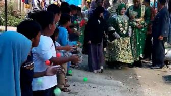 Viral, Pasangan Pengantin Ini Disambut dengan Puluhan Anak yang Main Latto-Latto