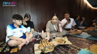 Diajak Makan di Pinggir Jalan sama Raffi-Nagita, Rafathar Ternyata Gak Tahu Lontong