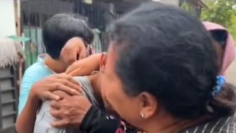 Emak-emak Menangis Haru Dan Peluk Tiko, Warganet : Disayang Emak Se-Indonesia
