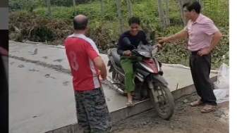 Pria Ini Cengar-cengir Rusak Jalanan Baru Dicor Pakai Motor, Publik: Pengen Nabok