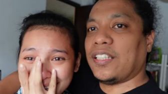 Tangis Haru Indah Permatasari Saat Arie Kriting Diam-diam Membelikannya Kamera Vlog Baru: Kan Aku Cuma Ngomong Doang