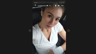 Wulan Guritno Pose Menggoda Pakai Baju Tenis Berbelahan Dada Rendah