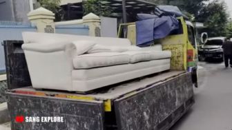 Hamba Allah Kembali Kirimkan Sofa Lebih Besar ke Rumah Bu Eny Dan Tiko