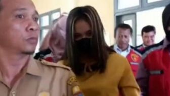 Polisi Buka HP Ibu Muda Cabuli 17 Anak, Kaget Lihat Koleksi Foto dan Video Bokep