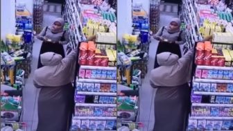 Seperti Punya Kantong Doraemon, Duo Emak-emak Hijab Kompak Nyolong di Minimarket