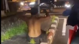 Pria Workout di Lampu Merah Jalan Teuku Umar Denpasar Viral