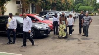 Ibu Ferry Irawan Hadiri Sidang Gugatan Cerai Menggunakan Kursi Roda