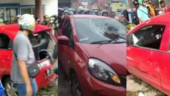 Mobil Honda Brio Merah di Makassar Hancur Diamuk Warga, Ternyata Ini Penyebabnya