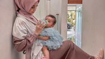 Ria Ricis Gendong Bayi Moana Sambil Angkat Satu Kaki: The Power of Emak-emak