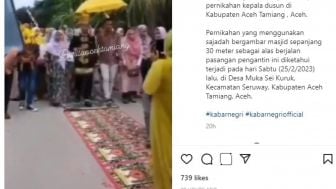 Viral Rombongan Pengantin Pakai Sepatu Injak Karpet Untuk Salat di Masjid