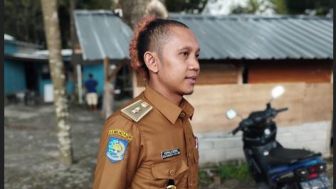 Nyentrik, Pak Kades di Lombok Barat Bergaya Seperti Anak Punk, Rambutnya Viral