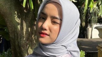 Penampilan Fuji Pakai Hijab Dapat Pujian, Netizen: Mirip Saleha Adik Thariq