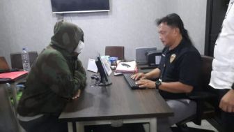 Ajudan Pribadi Ditangkap, Kepala Tertutup Hoodie dan Masker saat Diperiksa