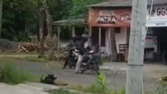 Warga Rekam Detik-detik Perampok Tembak Agen Bank Hingga Terkapar di Jalan Raya