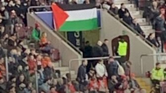 Meski Dilarang, Suporter Swiss Tetap Kibarkan Bendera Palestina di Depan Timnas Israel