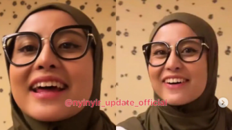 Awkarin Pakai Hijab saat Berkumpul dengan Teman Selebgram, Publik: Hijabnya Trial