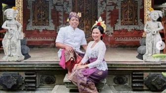 Arie Kriting Dan Indah Permatasari Foto Dengan Baju Adat, Dibilang Mirip Orang Bali Asli Hingga Pecalang