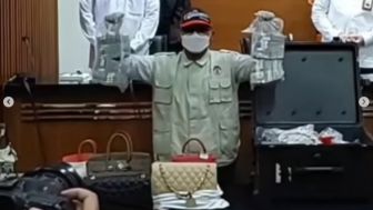 Barang Bukti Tas Mewah dan Uang Sekoper Rafael Alun Jadi Sorotan, Netizen: Karma Dibayar Kontan