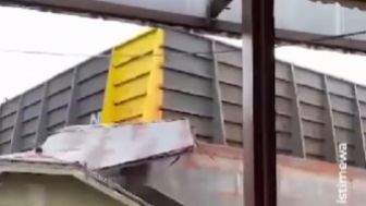 Video Detik-detik Kapal Tongkang Tabrak Puluhan Rumah Warga, Warganet: Perusahaan Tambang Diobok-obok Bisa Tinggal Nama