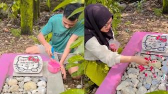 Viral Makam Dicat Dengan Gambar Karakter Hello Kitty