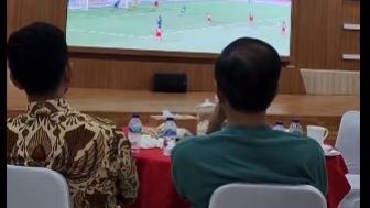 Nobar Final SEA Games Indonesia Vs Thailand, Gibran Rakabuming Saltum Pakai Batik Resmi