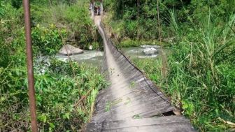 Jembatan Gantung Putus Saat Rombongan Pengantin Menyebrang Hingga Jatuh ke Sungai