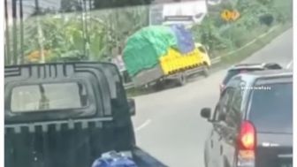 Detik-detik Truk Pengangkut Barang Bekas Jalan Mundur Tabrak Pagar Balai Pemasyarakatan Samarinda