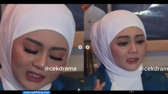 Mantap Berhijab, Jenita Janet Menangis Sambil Bercerita