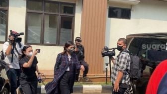 Wartawan Kejar Istri Vincent, Setelah Jadi Saksi Sidang Cerai Desta dan Natasha Rizki