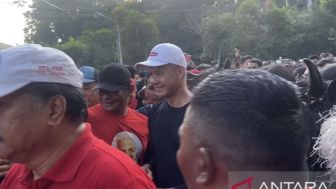 Ganjar Pranowo Diajak Gubernur Bali Keliling Lapangan Diiringi Baleganjur Hingga Kebo-keboan