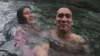 Viral Momen Syahnaz Sadiqah dan Rendy Kjaernett Basah-basahan di Air Terjun Tana Toraja