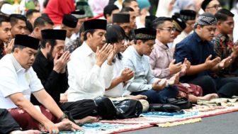 Sosok Pria Rambut Panjang di Samping Presiden Jokowi Salat Idul Adha di Yogyakarta