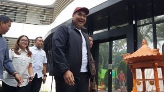 Menpora Dito Ariotedjo Senyum Lebar Saat Tiba di Gedung Bundar Jampidsus