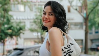 Nikita Mirzani Dipangku Bule, Ingin Manas-manasi Antonio Dedola?
