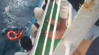 Penumpang Kapal Ini Nekat Loncat ke Laut Karena Stres Menunggu Sandar di Pelabuhan