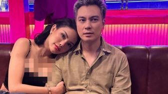 Nikita Mirzani Pakai Baju Terbuka Peluk Baim Wong