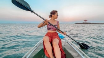 Sensasi Bermain Kano Bening di Pantai Karang Sanur Bali