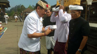 Selalu Berwarna Putih, Ternyata Ini Makna Baju Safari Kaum Pria di Bali