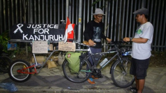 Justice for Kanjuruhan, Warga Malang Naik Sepeda ke Stadion Gelora Bung Tomo Surabaya