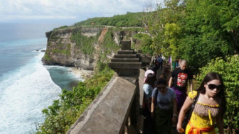 Wajib Dipatuhi, Ini Aturan Khusus Berkunjung ke Pura Uluwatu