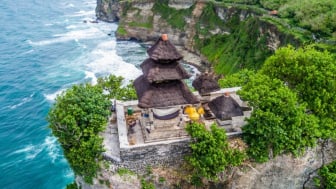 Pura Uluwatu Bali, Manjakan Mata dengan Pemandangan ke Arah Samudera