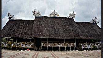 Fungsi Rumah Adat Lamin, Dari Pertemuan Adat Hingga Kediaman Keluarga