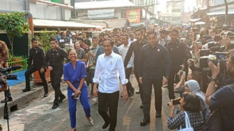 Presiden Jokowi Beri Amplop ke Pedagang Ketupat Sayur, Ternyata Segini Isinya