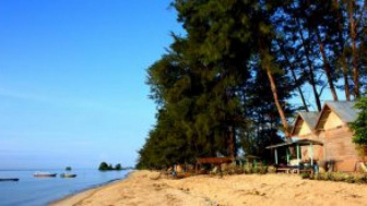 Pantai Teluk Lombok, Wisata Bahari yang Menenangkan di Kutai Timur Kaltim