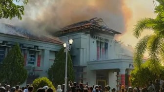 BREAKING NEWS: Kantor Bupati Pohuwato Terbakar Saat Penambang Gelar Aksi Demo