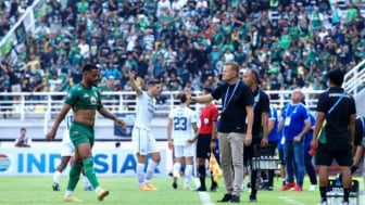 Momen Tegang di Water Break: Paulo Victor Ditegur Josep Gombau Usai Larangan Menendang Penalti